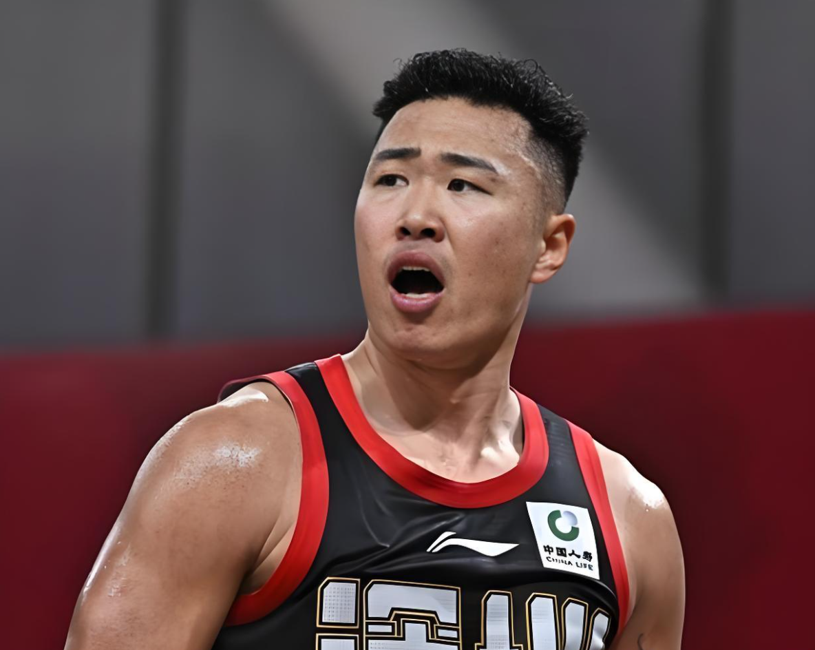 记者：费内巴切仍在和曼城谈阿克转会费，预计700万+150万镑