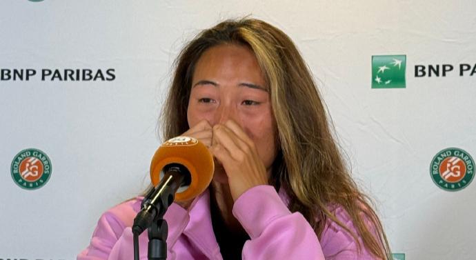 饿了？拉门斯被拍到在比利时替补席啃苹果