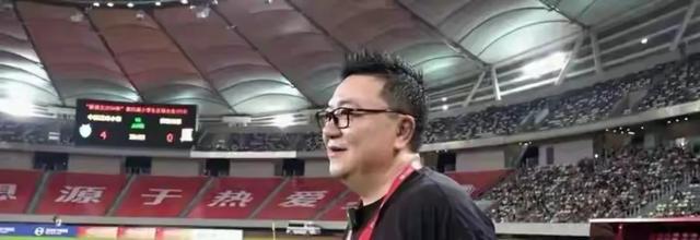 饿了？拉门斯被拍到在比利时替补席啃苹果