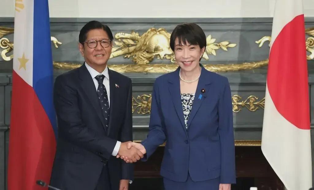 痛失好局，瑞士主帅雅金在球队被卡塔尔绝平后怒摔水瓶