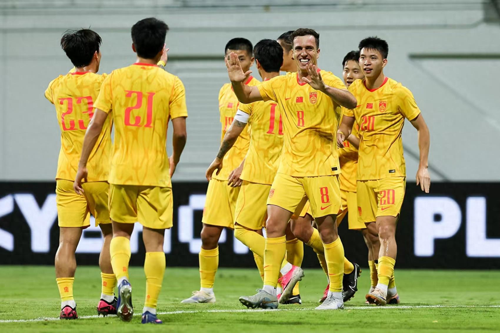 罗马诺：纽卡接近签下阿贾克斯18岁中场斯图尔，总价超2500万欧