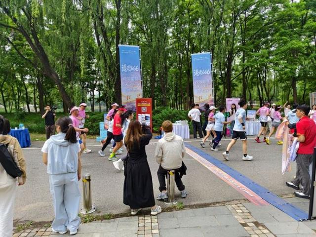 记者：费内巴切仍在和曼城谈阿克转会费，预计700万+150万镑
