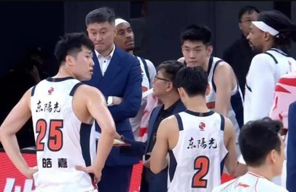 记者：费内巴切仍在和曼城谈阿克转会费，预计700万+150万镑