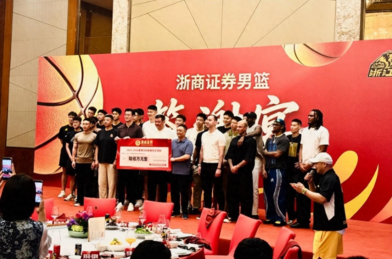 老鹰1年1400万美元留住澳洲中锋，他们也是付出了不小的代价？