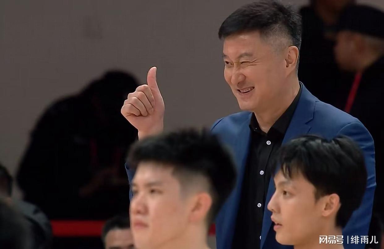 痛失好局,瑞士主帅雅金在球队被卡塔尔绝平后怒摔水瓶