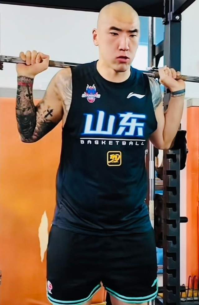 福克斯取关马刺引热议!曾取关小萨:人与人之间没必要都走很近