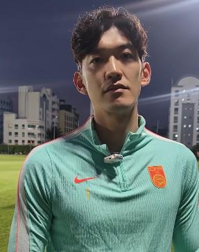 老鹰1年1400万美元留住澳洲中锋,他们也是付出了不小的代价?
