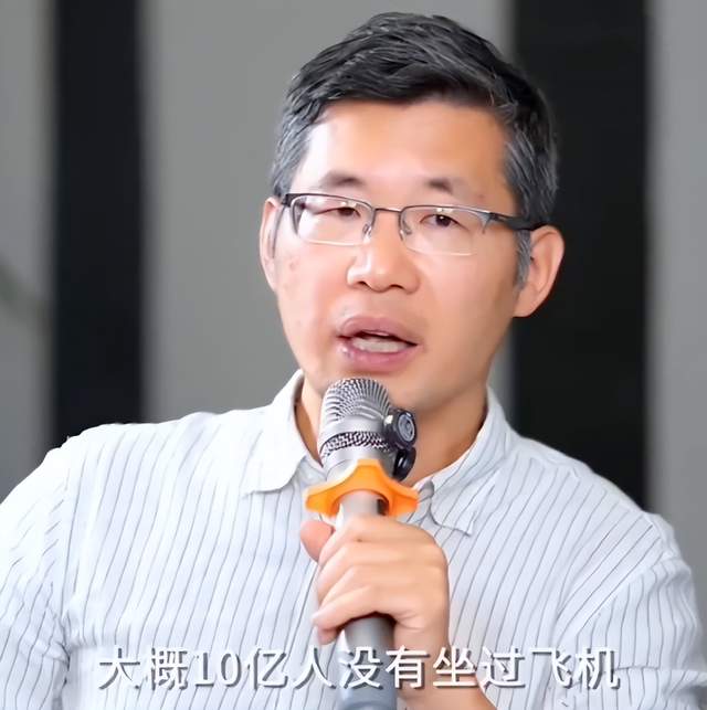 尊龙凯时尼克斯队时隔53年NBA再夺冠,中锋罗宾逊晒比赛前酒店抓蛇视频