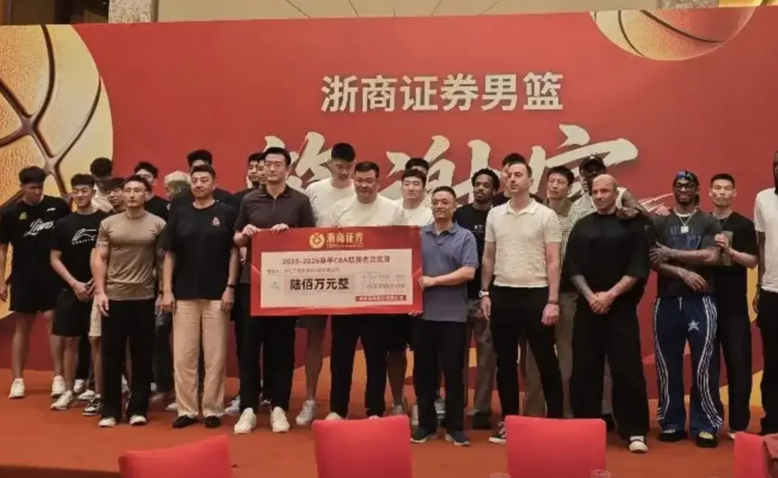 领先16分果然白费!马刺又遭逆转,文班空砍两双留憾,尼克斯登顶
