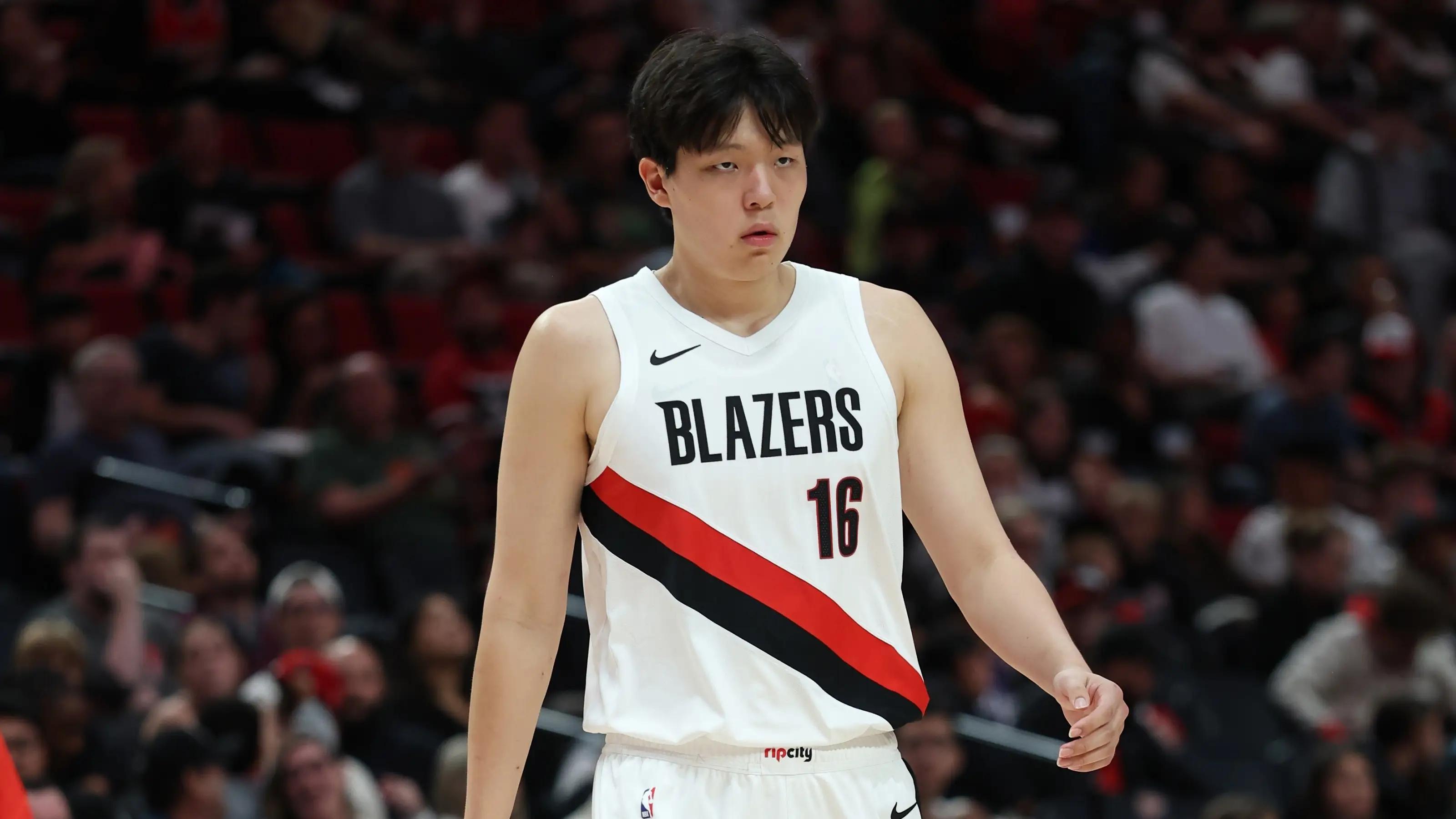 尼克斯队时隔53年NBA再夺冠,中锋罗宾逊晒比赛前酒店抓蛇视频