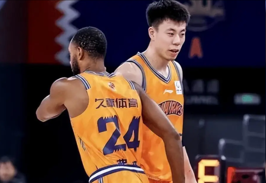 火箭两年合同签下签湖人后场大闸，他们并没有使用全额中产特例？