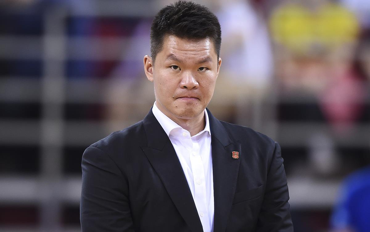 尼克斯队时隔53年NBA再夺冠，中锋罗宾逊晒比赛前酒店抓蛇视频
