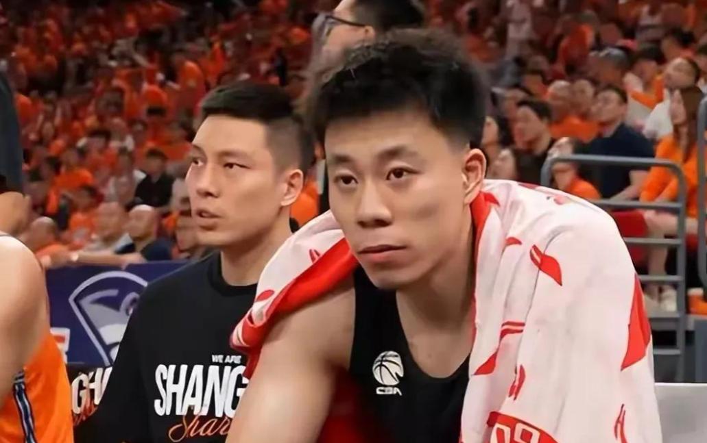被同1块石头绊倒4次！马刺丢冠太扎心了，米奇给出解释，说得轻巧