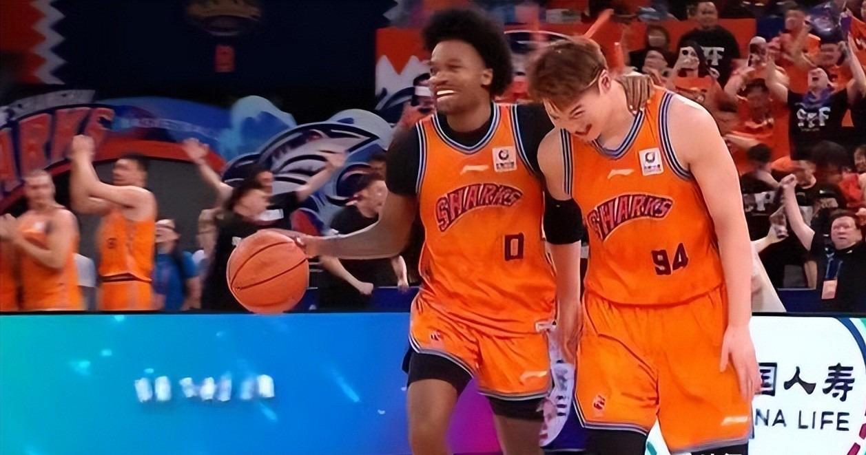 NBA球员齐聚青训营：朗多传授球商，欧文膝伤后首秀状态良好