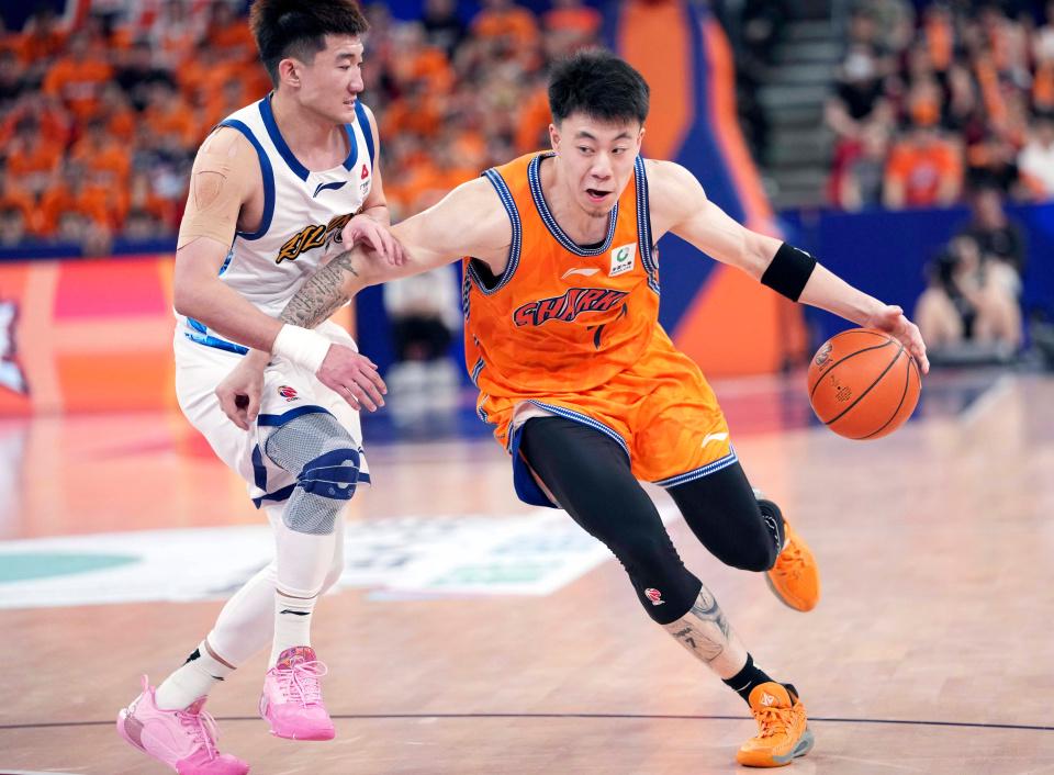 NBA球员齐聚青训营：朗多传授球商，欧文膝伤后首秀状态良好