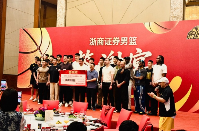 卡塔尔足协主席会见因凡蒂诺，并向后者赠送卡塔尔球衣
